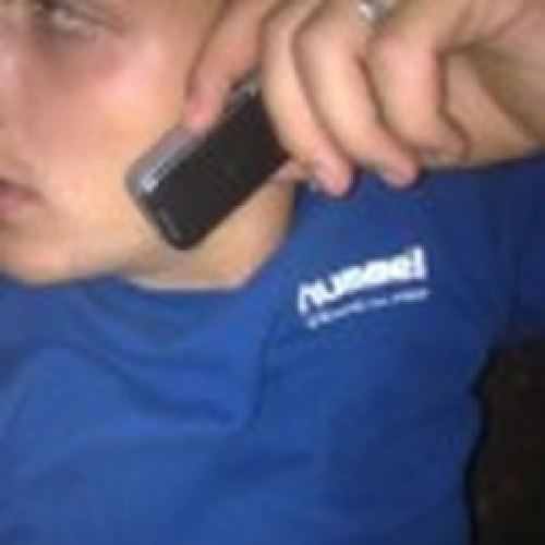 Axelhotelbcn's profile picture. Декольте - это ещё одна форма сохранения материи.