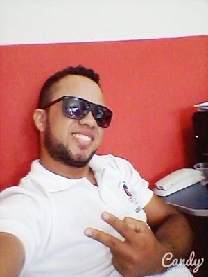 Sou cristão, gosto muito de cantar... Trabalho como auxiliar administrativo tenho 25 anos.