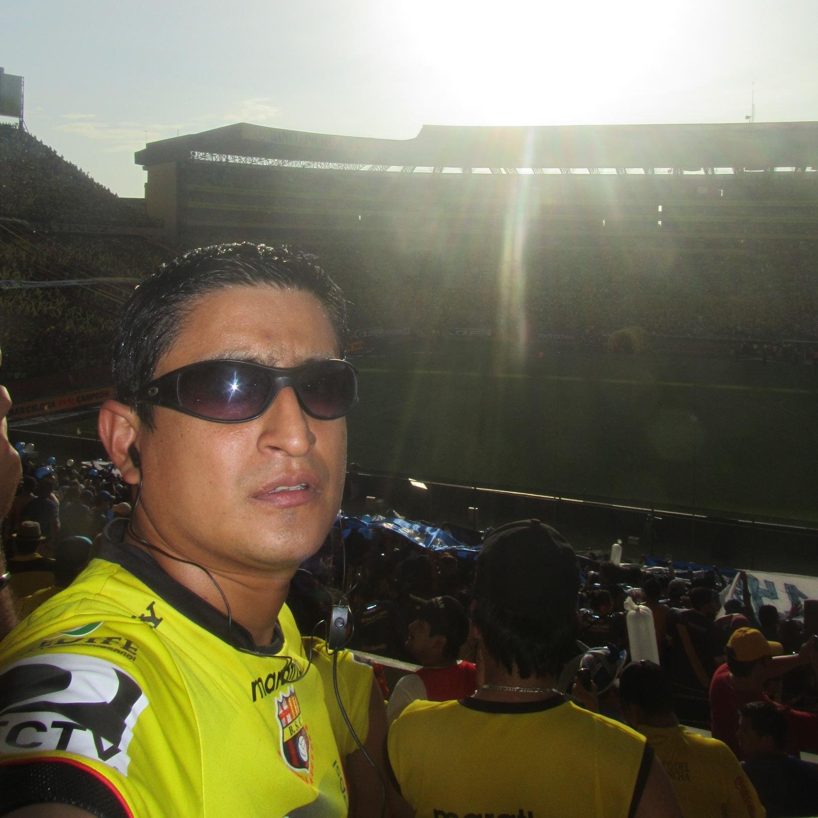 Joven, vivo en Manta, soy de izquierda y practico la justicia social, soy revolucionario
