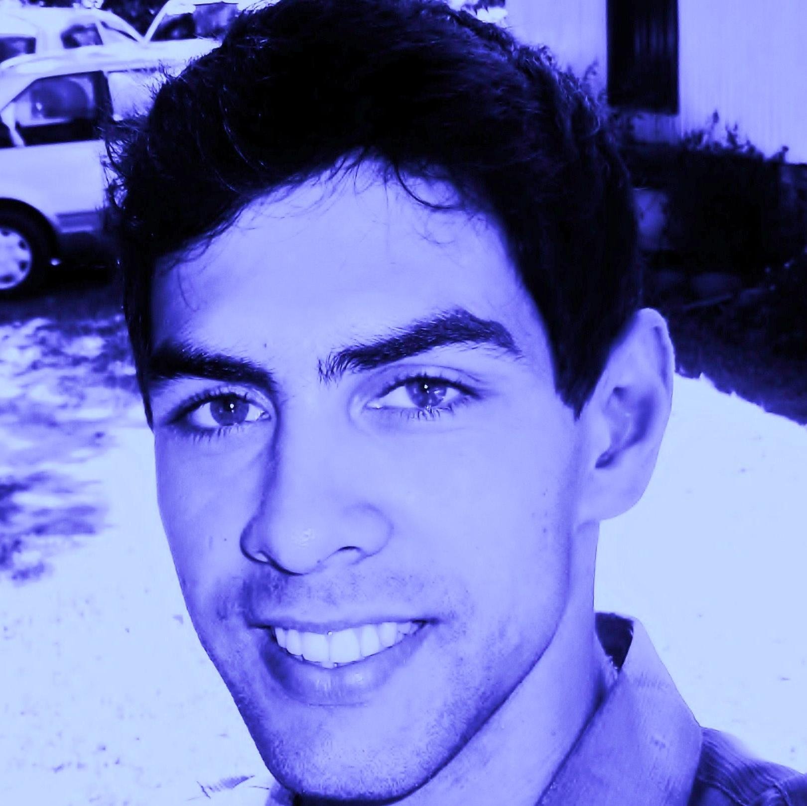 moreno 1,85, olhos verdes