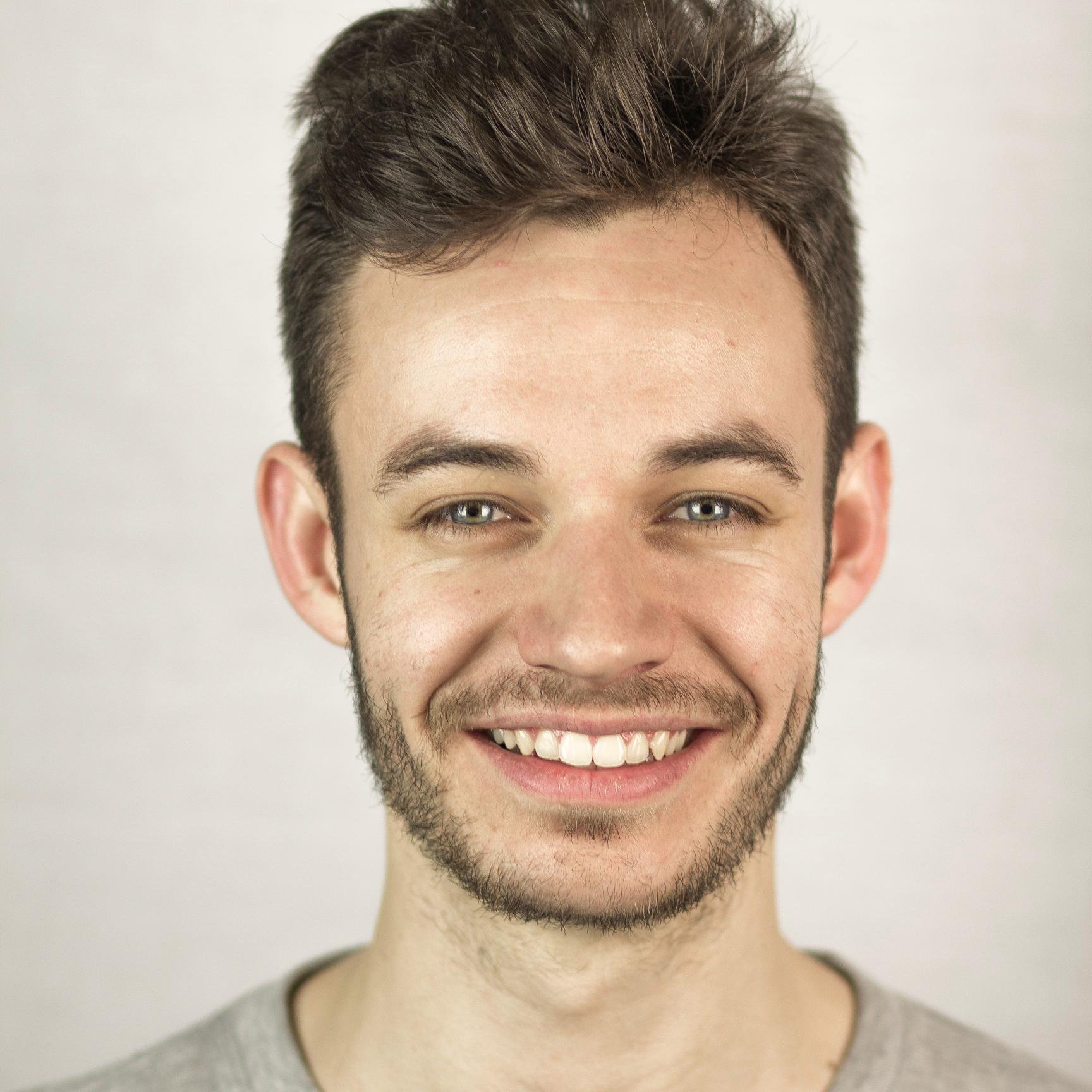 Born of Dutch parents, grew up in Paris, trained @DramaStudio, @BristolUni, @AtlanticActing. Based in Brooklyn.