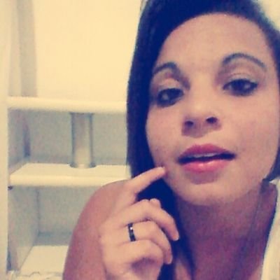 Pensa numa pessoa ciumenta, dramática, estranha, às vezes chata, teimosa, insuportável, difícil de entender, feliz e infeliz. Então, sou eu.