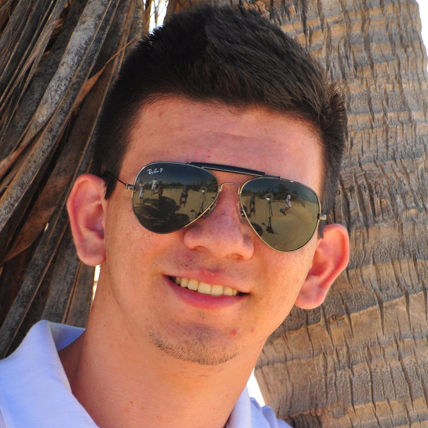 Apesar dos poucos anos de vida, já levo na bagagem grandes experiências, gosto de viver e superar desafios, isso é o que define um homem.