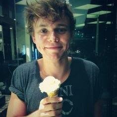 __vote_5sos's profile picture. free follow 2 from @XII_X_MM and @hemmings__Babe_