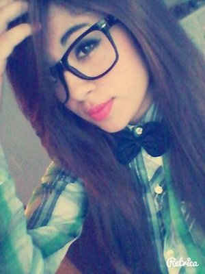 Enana :3 pero con una gran sonrisa, amo los unicornios y el vodka con gomitas /u/