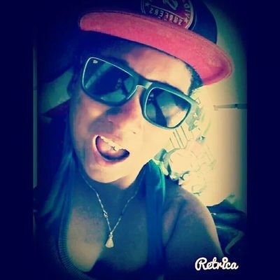 Sensível, com temperamento forte. Vivo entre o sim e o não, a felicidade foi uma escolha, na qual optei para minha vida e eu sei, que tudo depende só de mim.