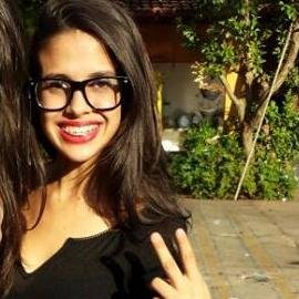 ''Moça risonha que ri e sonha.''  https://t.co/rB1joqBxh9