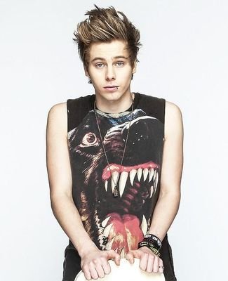 Follow @TroubleEspinosa and turn on her notification and be active, fav, rt, tweet her because she dms active followers to @Luke5SOS