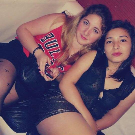 No soy de esas chicas que piensan en el príncipe azul y toda esa mierda yo solo vivo cada momento ... (inserte ''momento cursi'')