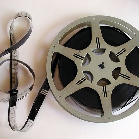 Caraqueño en España. CINÉFILO, cafeinómano. Somos creativos, obstinados y productivos. Musicalizamos cortos y largos. Y otras cosas. AnimaXos