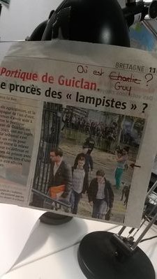Prestidigitateur en communication. Yeux couleur glaz.