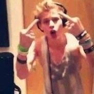 Calmarelife's profile picture. I'm a band junkie.I have a love for nine specific dudes from two different bands. And pizza. #vote5sos