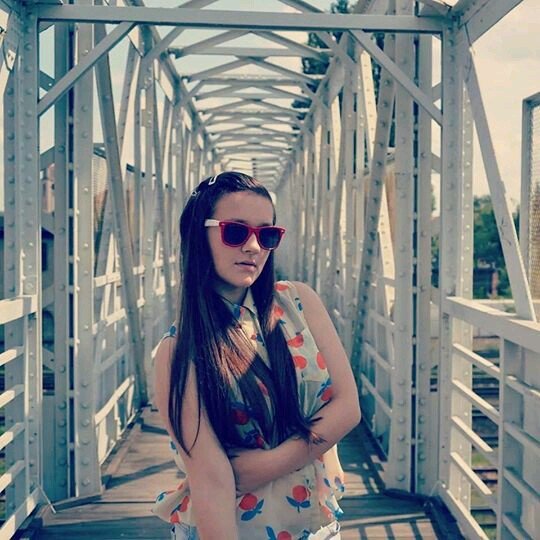 Mam 15lat... Jestem Polską zwykłą dziewczyną, która sie duzo śmieje i kocha swojego chlopaka ;)