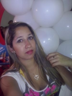 “São tantos mistérios na vida dela,uma mulher ainda menina,a garota que sonha mas sempre com os pés no chão!!