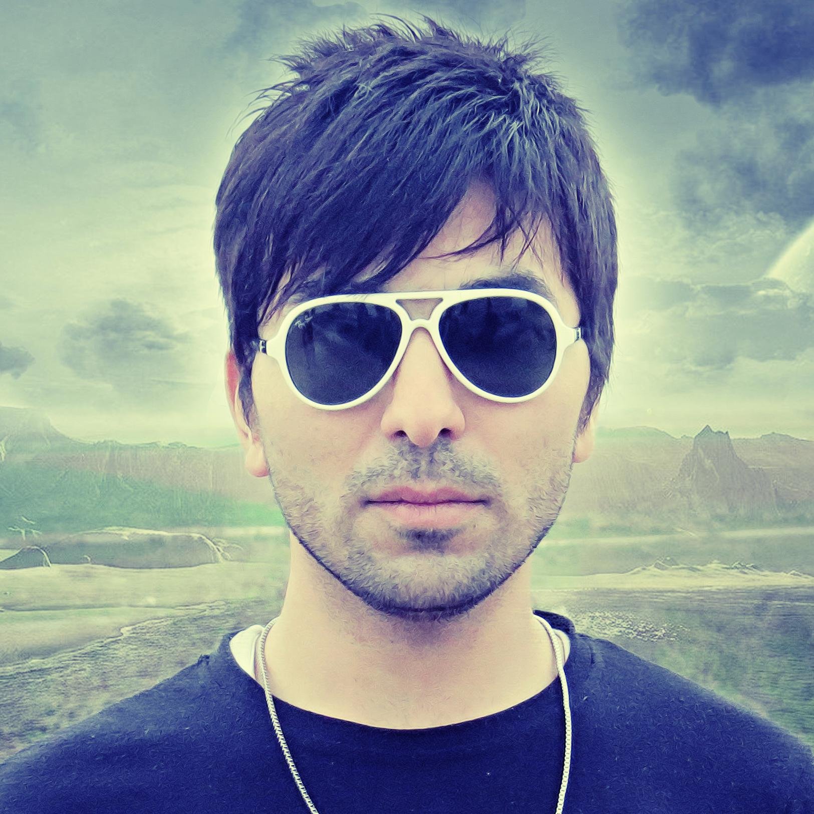 Computer engineer .
Music maker &music mix &mastering.Web Design