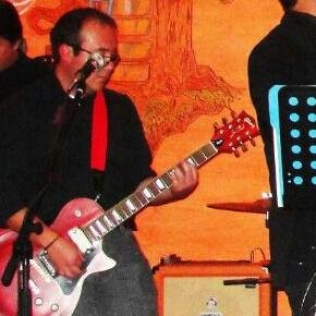 Electrónico de profesión, músico de necio... Coordinador de I.T. Prefectura de Loja