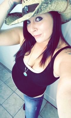 well im a country WOMAN with a fun attitude and a mother that spends every day home with her kids and enjoys the finer moments most miss out on in this busy lif