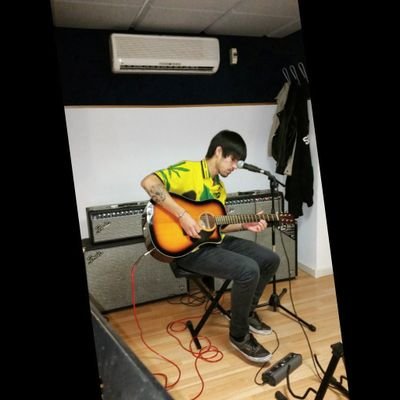Cantante y Guitarrista. Tema propio. Lo que tú me haces Sentir..
