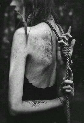 Mereces alguien mejor que yo. 
Alguien que te quiera de verdad.
Alguien que esté muerto.