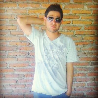Canta toda la vida no habra mas penas para llora. Bueno q les puedo hblar d mi q soy un tipo tranquilo me gusta hcer amigos, Hbrazo grande y aguante ABEL PINTO.