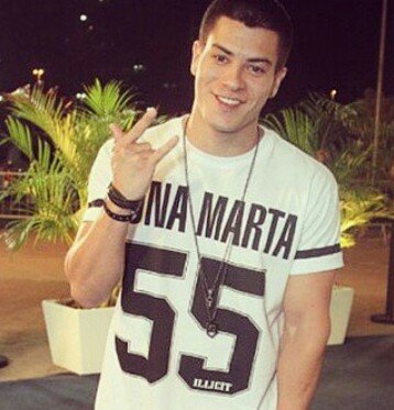 Fã do baixo que não pode ver tesoura e corta suas blusas @Aguiarthur