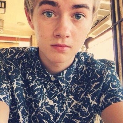 pls follow @directgrier bc this is a free follow and follow my instagram muminah.arshad ill return thanks