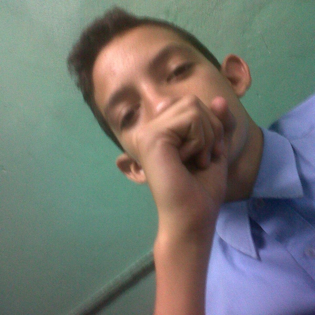 En el guetto 
Escribiendo Rap macabro
