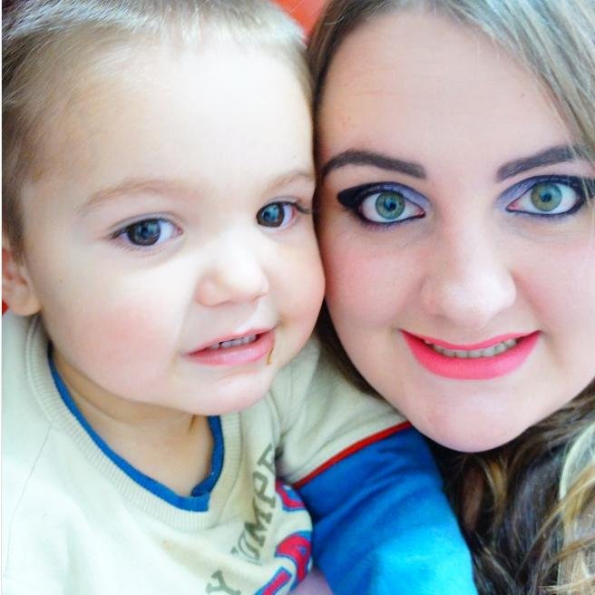 Uma menina complicada de entender, e faciu de conquistar, vive num mundo sureal onde tudo pode se alcançar, simplesmente sou apaixonada por musica ♥