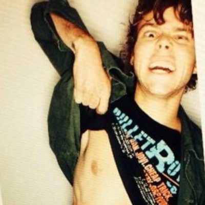 please help me get my ashton follow on my main acct by retweeting the link below, it'd mean everything to me. i'll dm you to 3/4+band :-) || @CLlFFORDKlTTEN