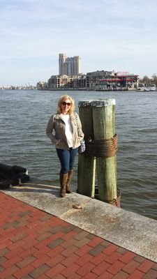 EllenLaramore's profile picture. 