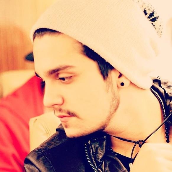Luan Rafael Domingos Santana (Campo Grande, Mato Grosso do Sul, 13 de março de 1991) é um cantor e compositor brasileiro de música Pop, e sertaneja.
