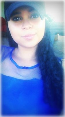 Ela é de fases. Cheia de marra, durona por fora e coração mole por dentro. Toda inocente, toda estressada e toda apaixonada.