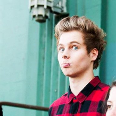 585696756's profile picture. tweet @Batman_Irwin and ask for a dm to calum bc you deserve it:)