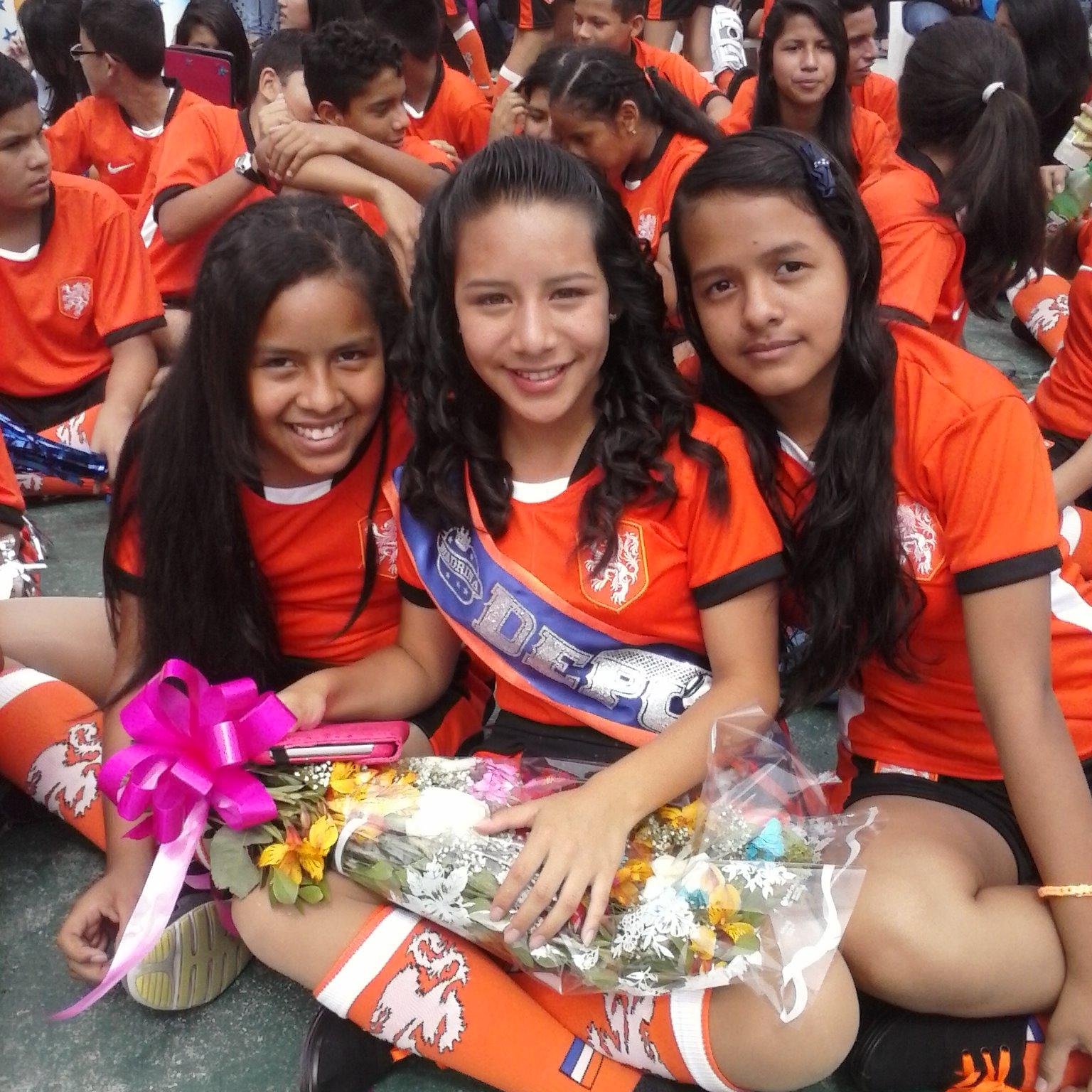 mmmmmmmm yo chica genial emelecista de corazonq quiere a sus amigas y a su familia jaja 3