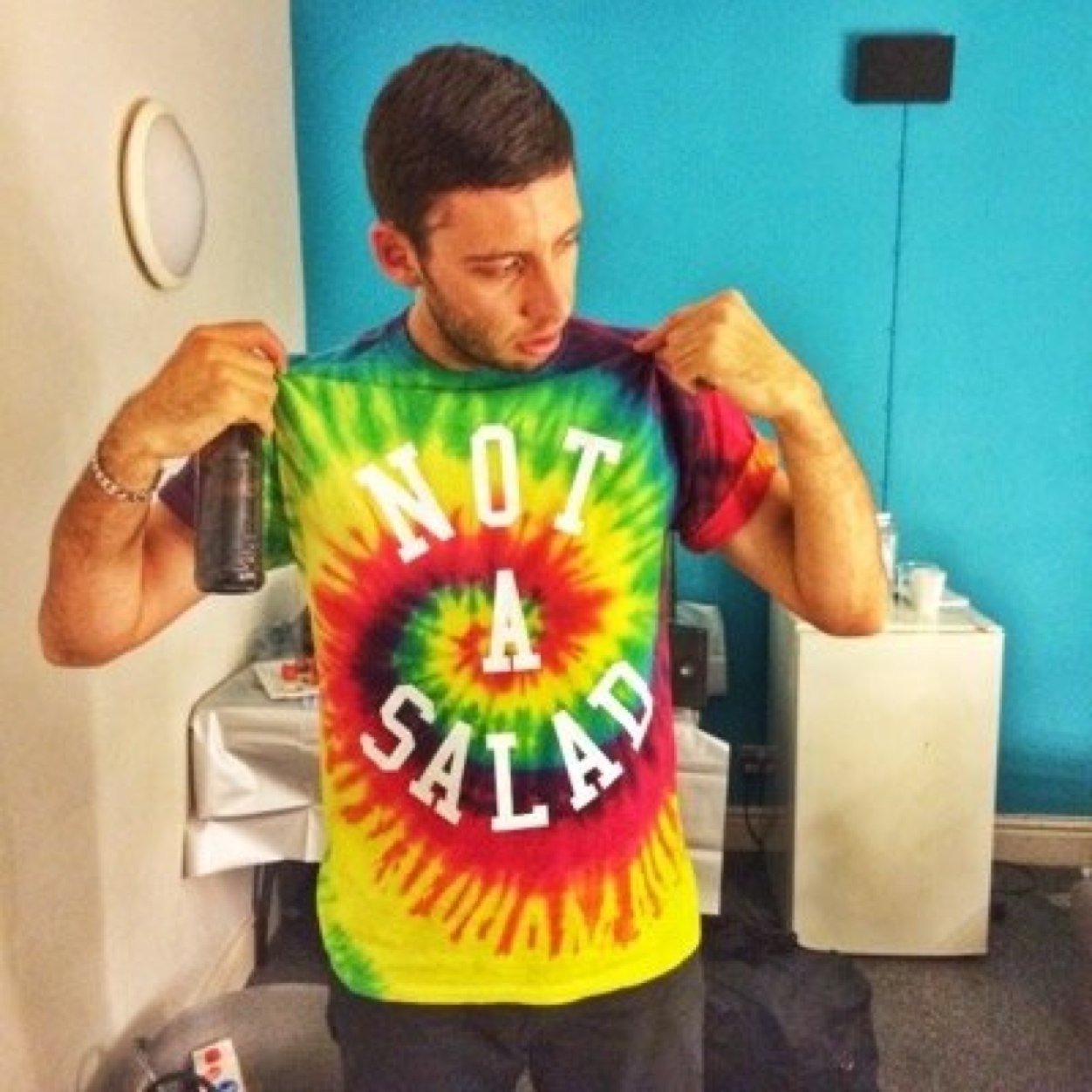 Insta: example / New album #LiveLifeLiving OUT NOW / Tour on sale now: http://t.co/TzOcAFBFGk