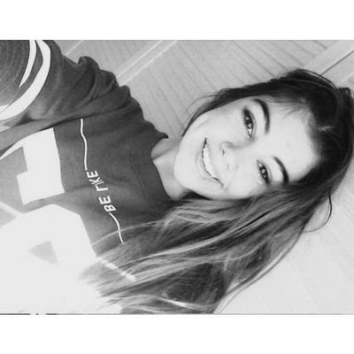 'A ver si puedes superar lo que criticas.' SI QUIERES PUEDES. instagram: @paulaperez14_