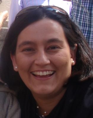 La vida está para vivirla con una sonrisa, esperanza y gratitud. Ama, ama y ama... esa es la pócima.