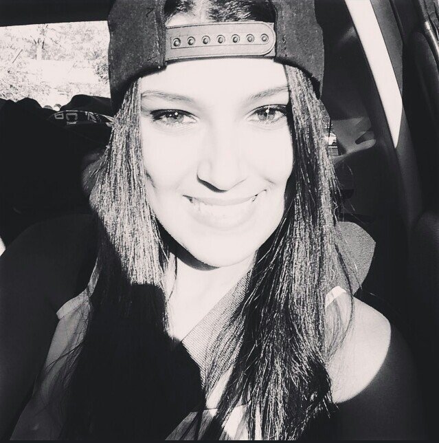 Dedica tu mejor sonrisa a quien te critique. 'Siempre aquí' Que te importe quien te aporte.Recuerdame despacito y sin ayuda. الله