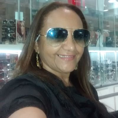 Tenho defeitos e virtudes. Procuro amigos
verdadeiros. Luto pela vida. Adoro a liberdade.