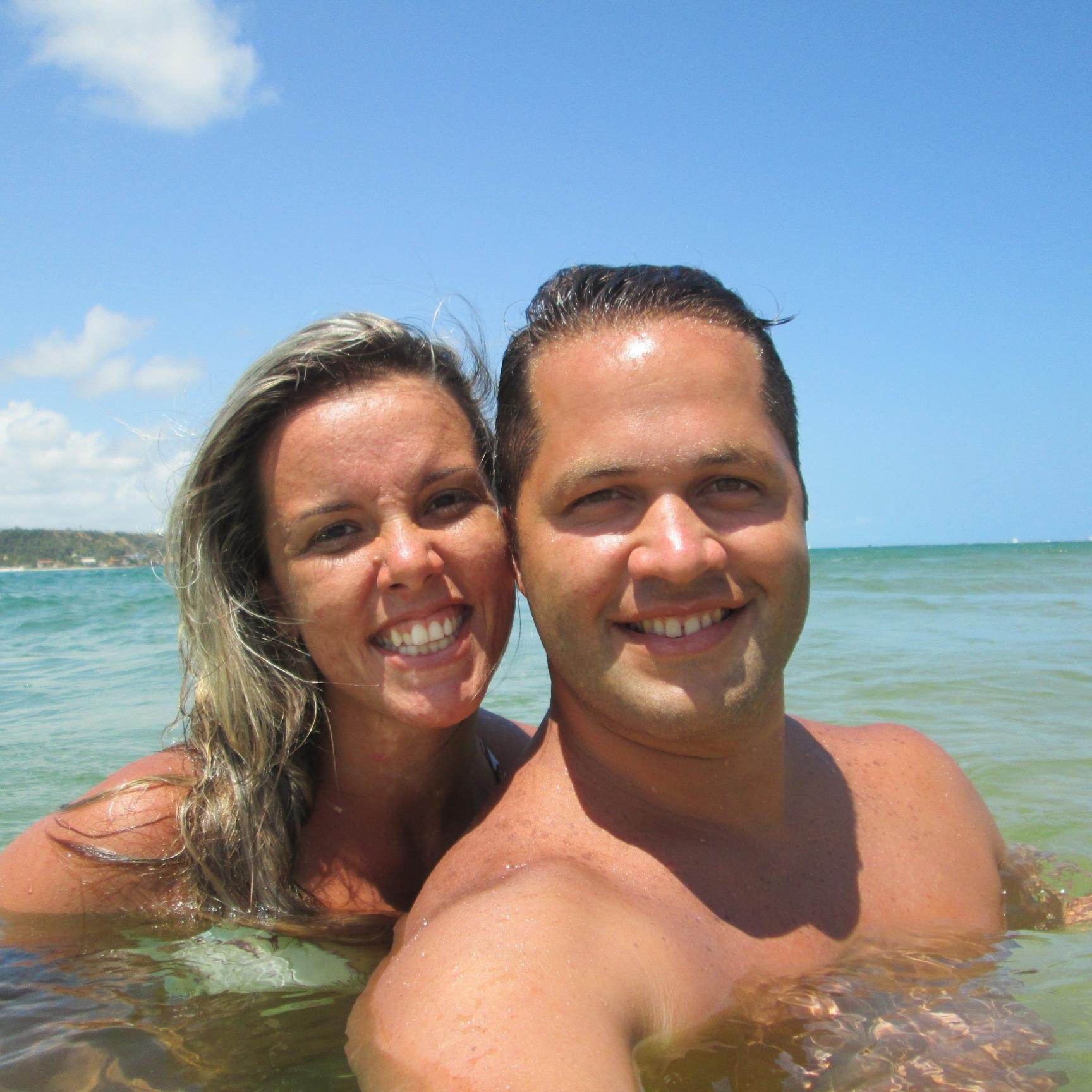 Sou a Ellen ué!!A esposa do  Érico .Serva do Deus vivo, filha da Linda, professora, tia do Daniel e da Anne! sou eu!