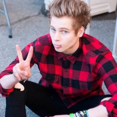 PLEASE FOLLOW @5soscalumxxx