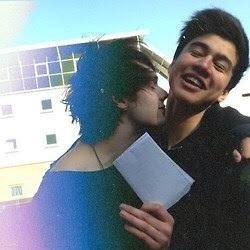 • main: @5secondsofakke • just here to vote darling •