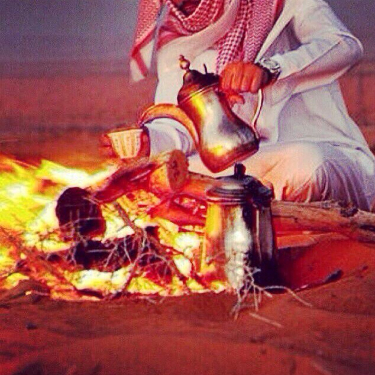 من ضافني ضفته وانا مرحب فيه لو كان نك مستاعر، او عبارة اللي يجيني جعل ربي يحييه على قليل التكلفة والخسارة ؛)