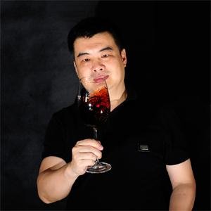 广东酒业功勋人物，中国国家一级葡萄酒品酒师，美国国际侍酒师认证ISG中国区总代表、首席讲师，广东省酒类行业协会常务副会长兼品酒师侍酒师管理专业委员会主任，中喜酒业董事长。