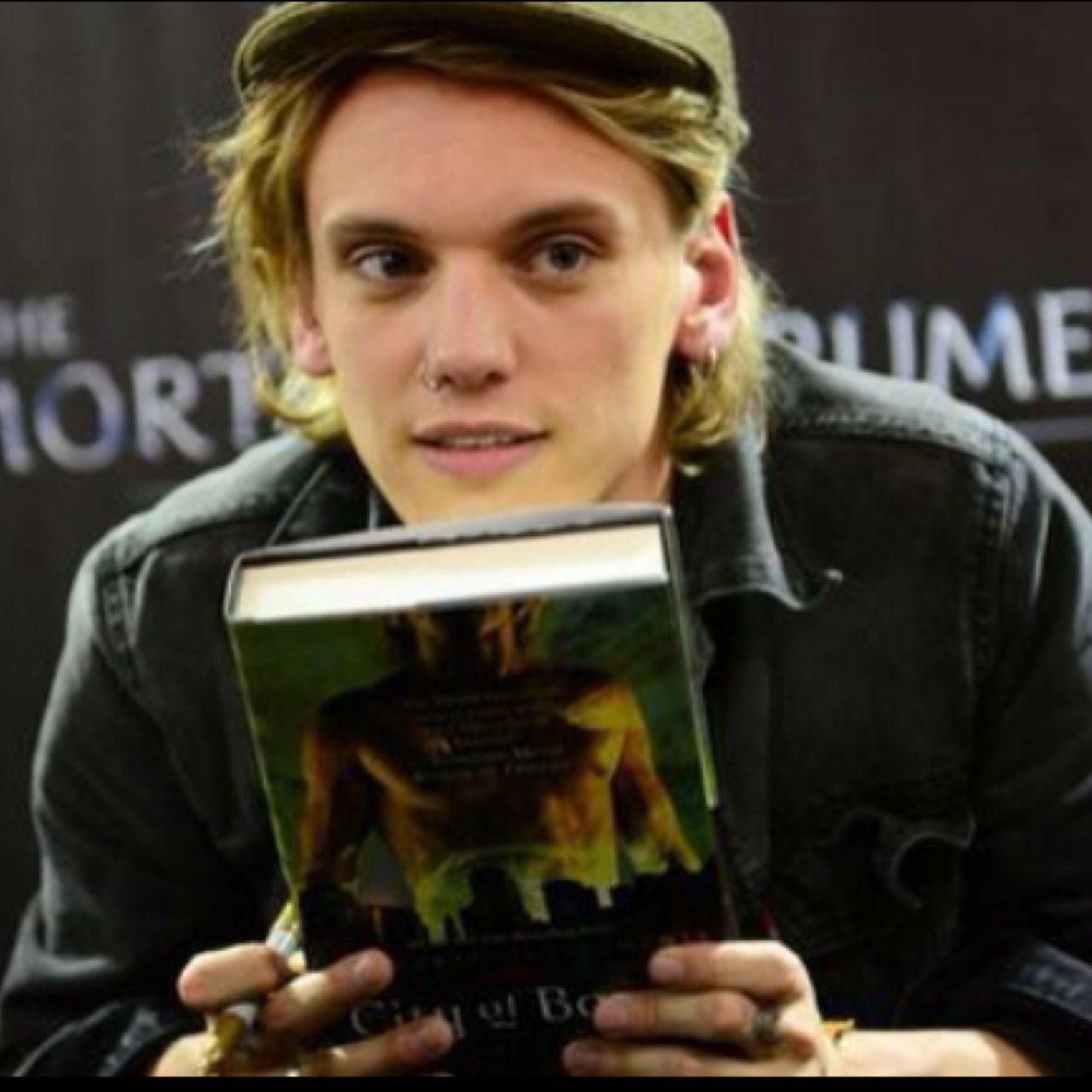 Me drogo con olor a libro nuevo y música. Never say never & believe. Estoy en una montaña rusa que no hace más que subir. Genéticamente defectuosa.