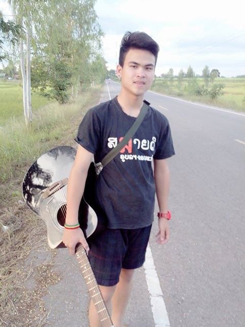 ถามว่ารักเเค่ใหน ลองดับเม็ดทรายดูเเล้วก็จะว่าความรักของฉันมันมากเเค่ไหน *-+