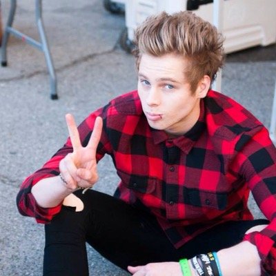 @mlvioletta 5sosfam! love ashton, luke, cal , and michael , i love 1D and patch lol