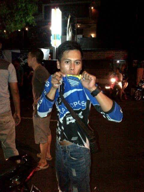 Biru adalah warnaku..bandung adalah tempatku..persib akulah pendukungmu..