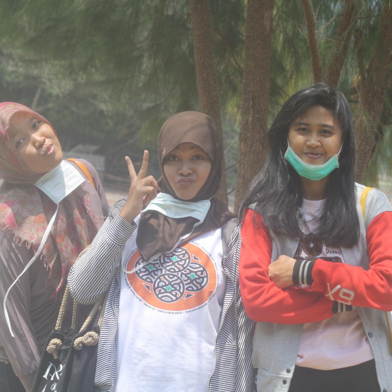 Retno Wahyuni (Gono) SHS 3 BJN | X-6 / XI IPS 4 / XII IPS 4 |
ELF | KyuWon ♥♡