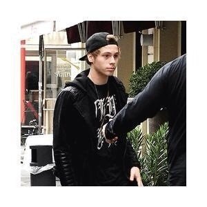 FOLLOW AND HELP @darksoulhemmo WIN PLEASE RT THIS PLEASE ILY FOREVER https://t.co/RJuGajZPjP
